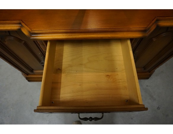 WITRYNA Z KOMODĄ ORZECHOWA PODŚWIETLANA SZER. 145 CM