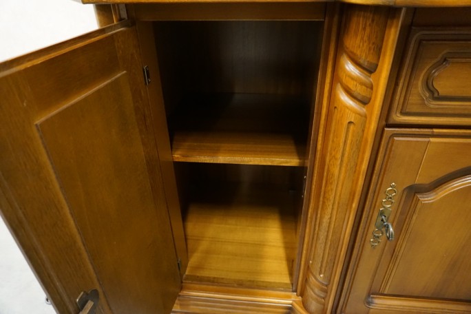 WITRYNA Z KOMODĄ ORZECHOWA PODŚWIETLANA SZER....