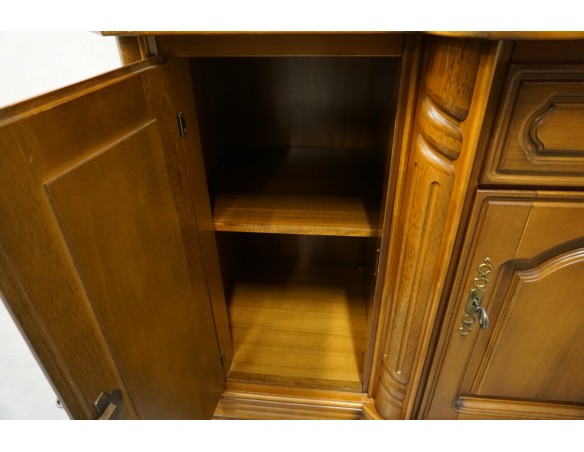 WITRYNA Z KOMODĄ ORZECHOWA PODŚWIETLANA SZER. 145 CM