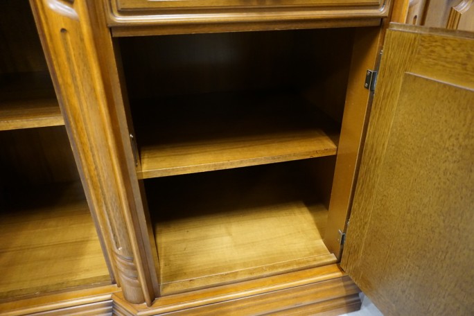 WITRYNA Z KOMODĄ ORZECHOWA PODŚWIETLANA SZER....