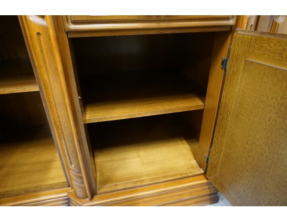 WITRYNA Z KOMODĄ ORZECHOWA PODŚWIETLANA SZER. 145 CM