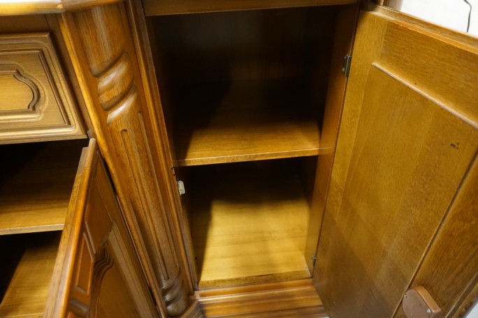 WITRYNA Z KOMODĄ ORZECHOWA PODŚWIETLANA SZER....