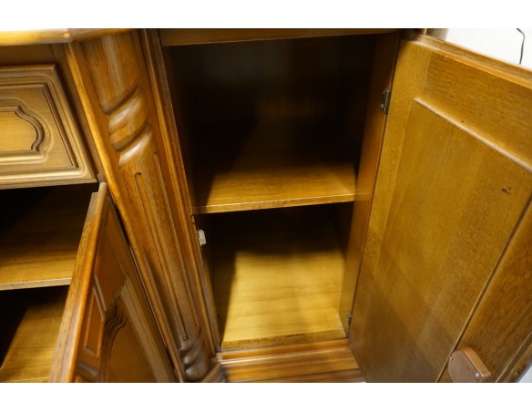 WITRYNA Z KOMODĄ ORZECHOWA PODŚWIETLANA SZER. 145 CM