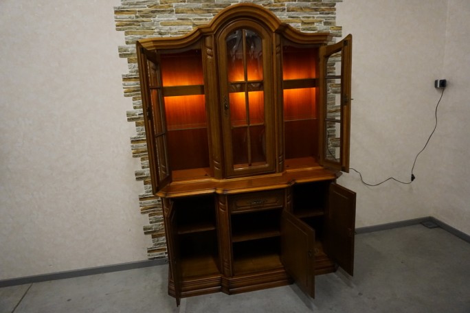 WITRYNA Z KOMODĄ ORZECHOWA PODŚWIETLANA SZER....