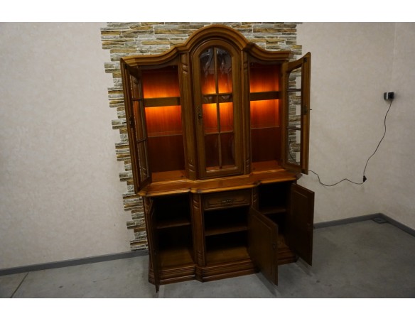 WITRYNA Z KOMODĄ ORZECHOWA PODŚWIETLANA SZER. 145 CM