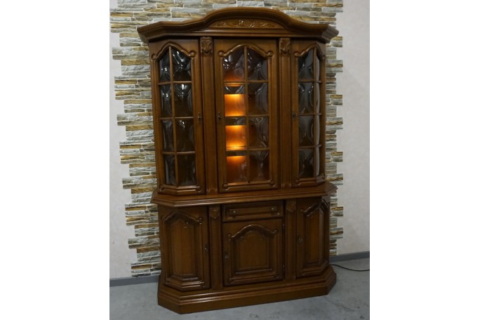 WITRYNA Z KOMODĄ ORZECHOWA PODŚWIETLANA SZER....