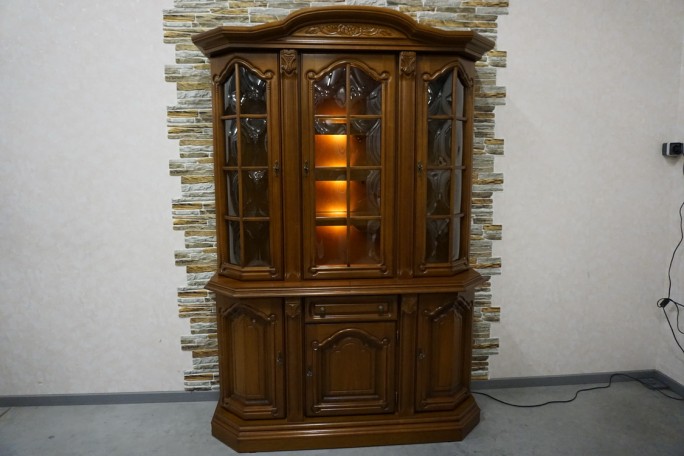 WITRYNA Z KOMODĄ ORZECHOWA PODŚWIETLANA SZER....