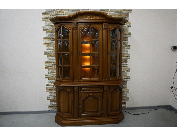 WITRYNA Z KOMODĄ ORZECHOWA PODŚWIETLANA SZER. 145 CM