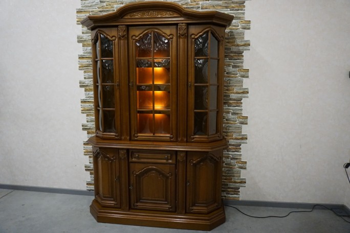 WITRYNA Z KOMODĄ ORZECHOWA PODŚWIETLANA SZER....