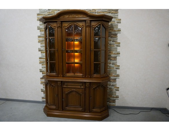 WITRYNA Z KOMODĄ ORZECHOWA PODŚWIETLANA SZER. 145 CM