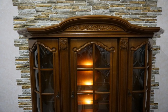 WITRYNA Z KOMODĄ ORZECHOWA PODŚWIETLANA SZER....