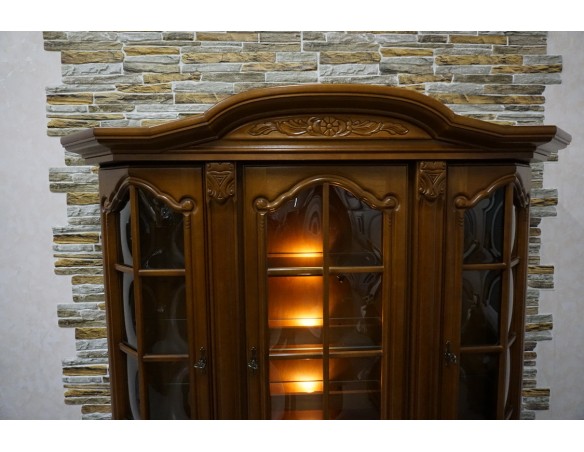 WITRYNA Z KOMODĄ ORZECHOWA PODŚWIETLANA SZER. 145 CM