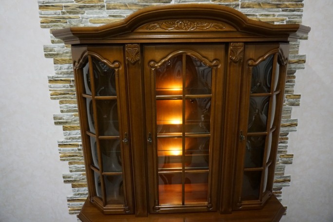 WITRYNA Z KOMODĄ ORZECHOWA PODŚWIETLANA SZER....