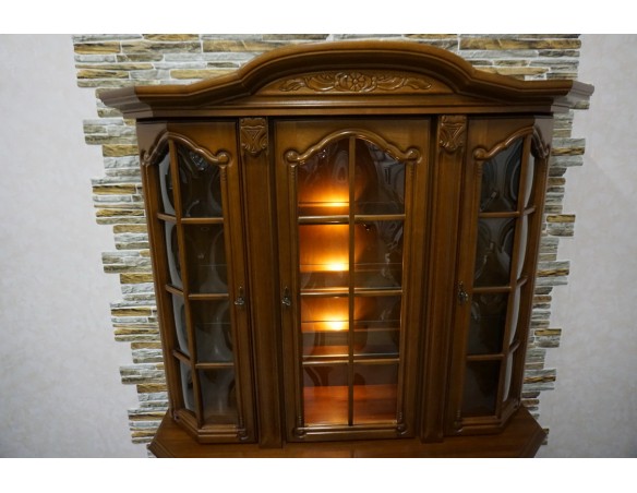 WITRYNA Z KOMODĄ ORZECHOWA PODŚWIETLANA SZER. 145 CM