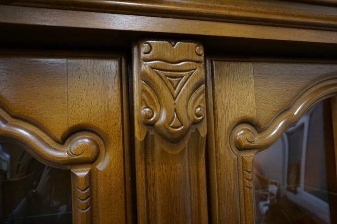 WITRYNA Z KOMODĄ ORZECHOWA PODŚWIETLANA SZER....