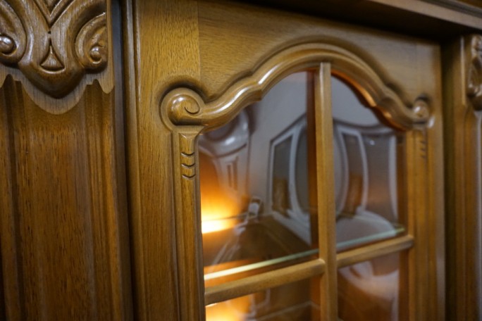 WITRYNA Z KOMODĄ ORZECHOWA PODŚWIETLANA SZER....