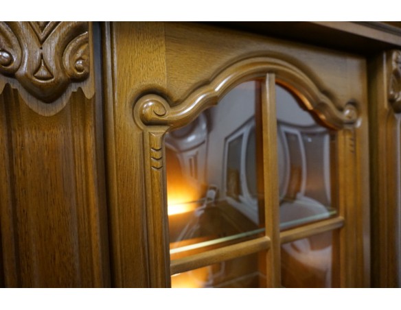 WITRYNA Z KOMODĄ ORZECHOWA PODŚWIETLANA SZER. 145 CM