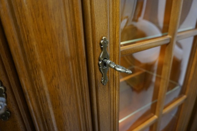 WITRYNA Z KOMODĄ ORZECHOWA PODŚWIETLANA SZER....