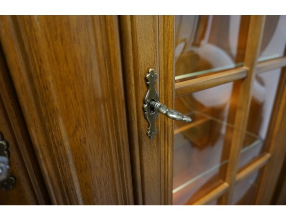 WITRYNA Z KOMODĄ ORZECHOWA PODŚWIETLANA SZER. 145 CM