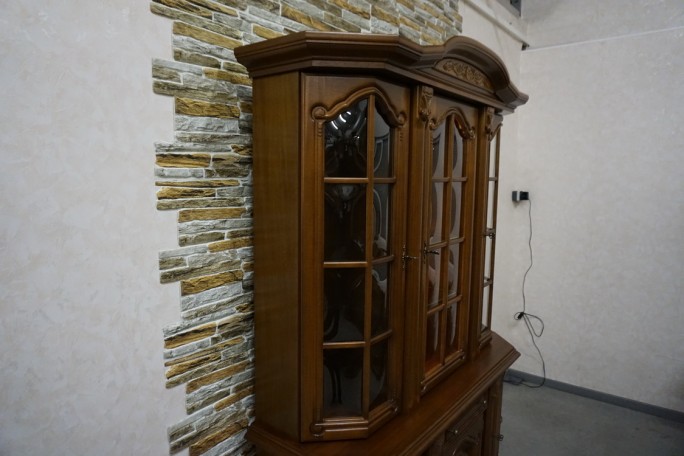 WITRYNA Z KOMODĄ ORZECHOWA PODŚWIETLANA SZER....