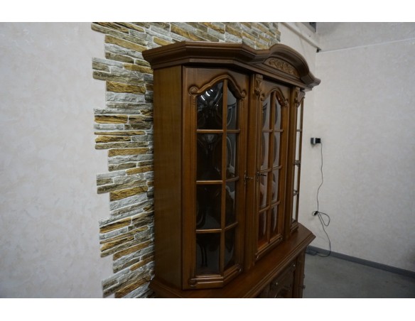 WITRYNA Z KOMODĄ ORZECHOWA PODŚWIETLANA SZER. 145 CM