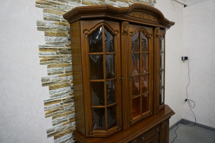 WITRYNA Z KOMODĄ ORZECHOWA PODŚWIETLANA SZER....