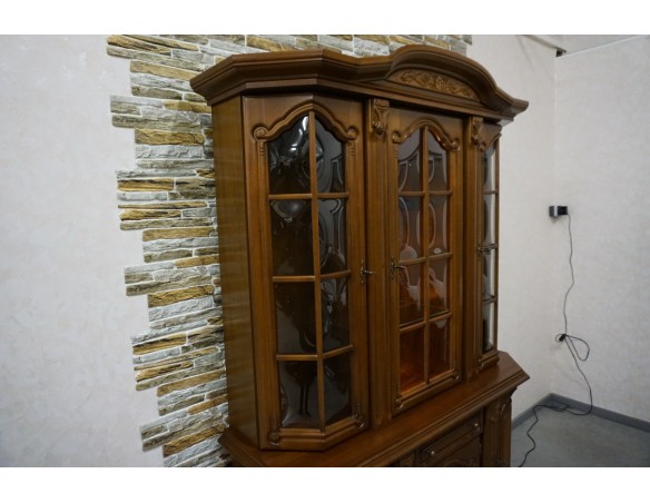 WITRYNA Z KOMODĄ ORZECHOWA PODŚWIETLANA SZER. 145 CM