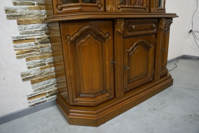 WITRYNA Z KOMODĄ ORZECHOWA PODŚWIETLANA SZER....