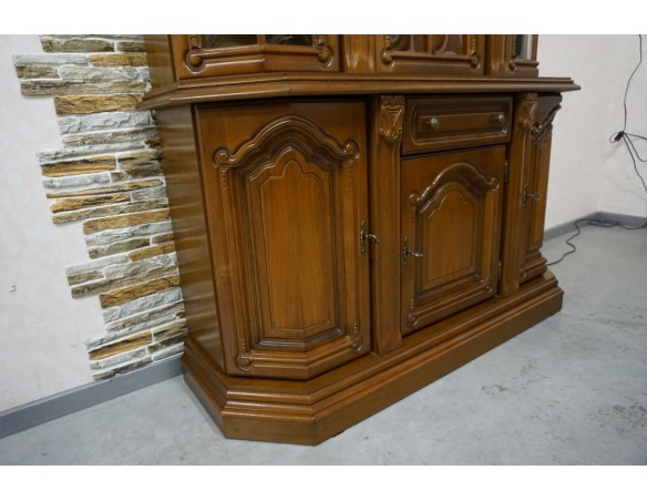 WITRYNA Z KOMODĄ ORZECHOWA PODŚWIETLANA SZER. 145 CM