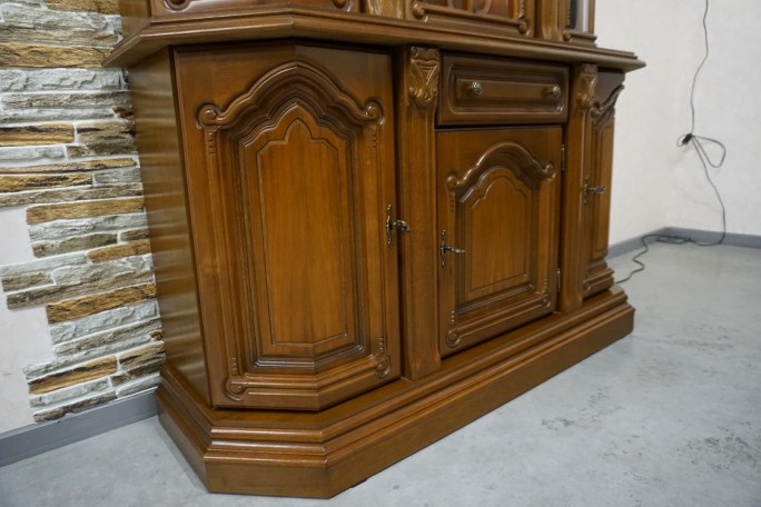 WITRYNA Z KOMODĄ ORZECHOWA PODŚWIETLANA SZER....