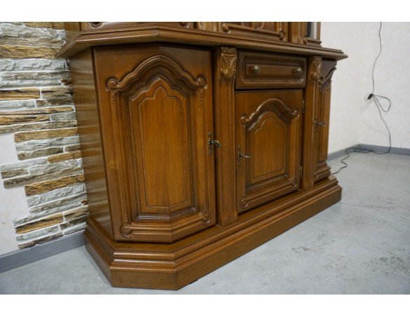 WITRYNA Z KOMODĄ ORZECHOWA PODŚWIETLANA SZER. 145 CM