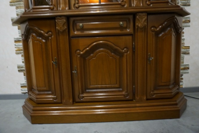 WITRYNA Z KOMODĄ ORZECHOWA PODŚWIETLANA SZER....