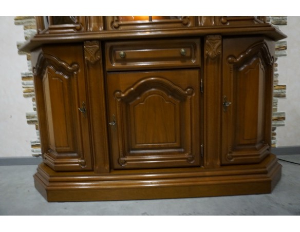 WITRYNA Z KOMODĄ ORZECHOWA PODŚWIETLANA SZER. 145 CM