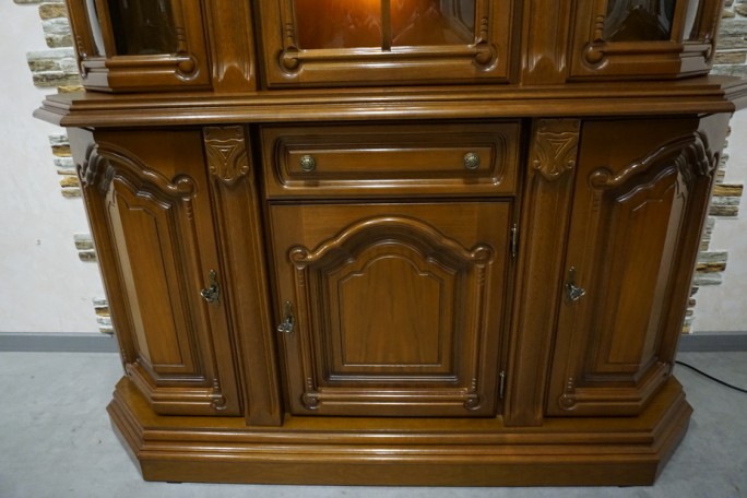 WITRYNA Z KOMODĄ ORZECHOWA PODŚWIETLANA SZER....