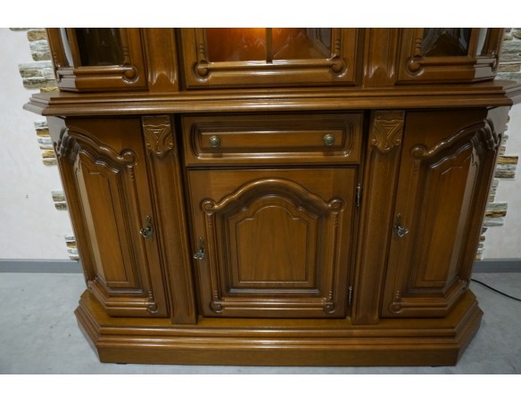 WITRYNA Z KOMODĄ ORZECHOWA PODŚWIETLANA SZER. 145 CM