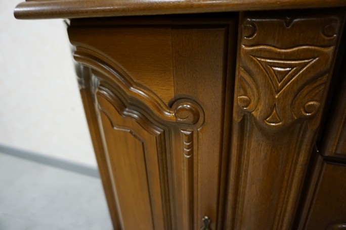 WITRYNA Z KOMODĄ ORZECHOWA PODŚWIETLANA SZER....