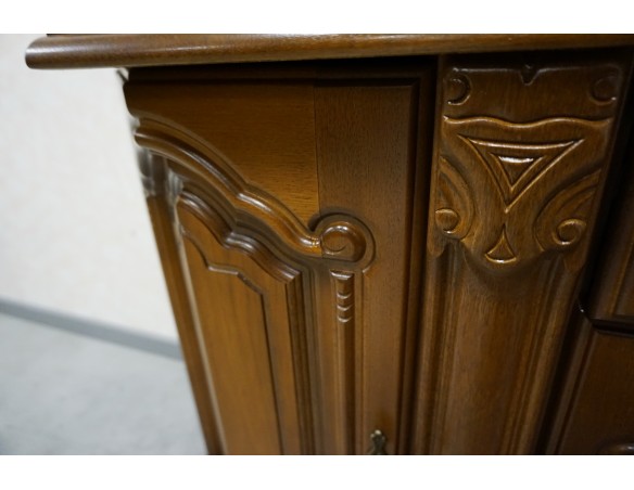 WITRYNA Z KOMODĄ ORZECHOWA PODŚWIETLANA SZER. 145 CM