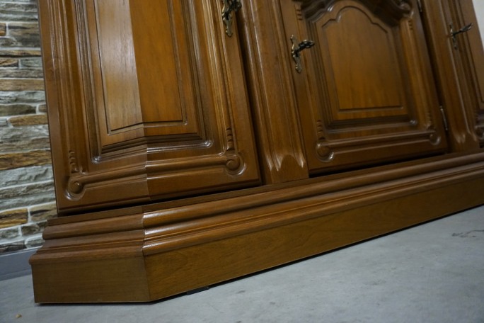 WITRYNA Z KOMODĄ ORZECHOWA PODŚWIETLANA SZER....