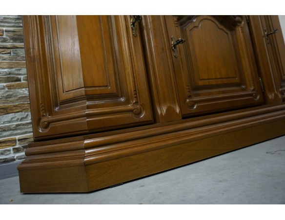 WITRYNA Z KOMODĄ ORZECHOWA PODŚWIETLANA SZER. 145 CM