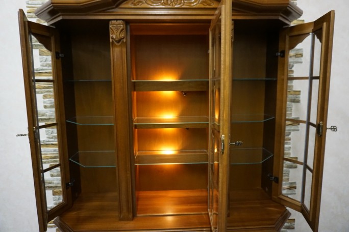 WITRYNA Z KOMODĄ ORZECHOWA PODŚWIETLANA SZER....