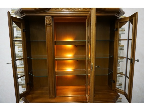 WITRYNA Z KOMODĄ ORZECHOWA PODŚWIETLANA SZER. 145 CM