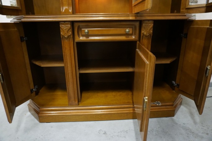 WITRYNA Z KOMODĄ ORZECHOWA PODŚWIETLANA SZER....