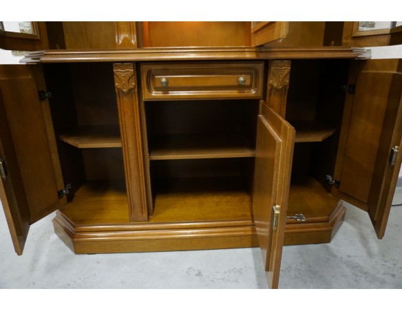 WITRYNA Z KOMODĄ ORZECHOWA PODŚWIETLANA SZER. 145 CM