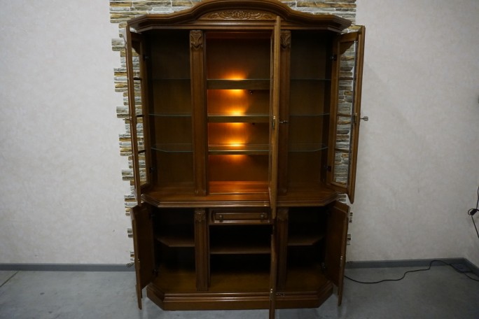 WITRYNA Z KOMODĄ ORZECHOWA PODŚWIETLANA SZER....