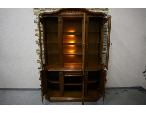 WITRYNA Z KOMODĄ ORZECHOWA PODŚWIETLANA SZER. 145 CM