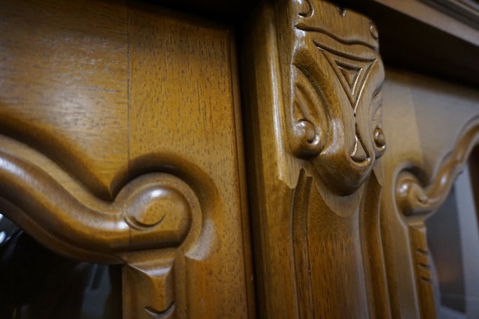 WITRYNA Z KOMODĄ ORZECHOWA PODŚWIETLANA SZER....