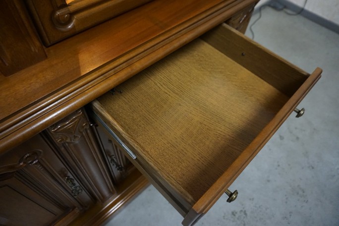 WITRYNA Z KOMODĄ ORZECHOWA PODŚWIETLANA SZER....