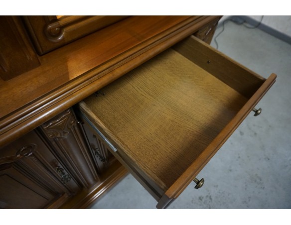 WITRYNA Z KOMODĄ ORZECHOWA PODŚWIETLANA SZER. 145 CM