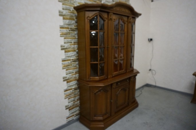 WITRYNA Z KOMODĄ ORZECHOWA PODŚWIETLANA SZER....