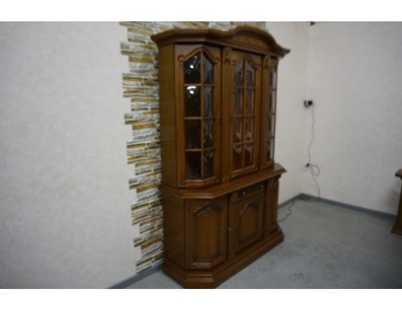 WITRYNA Z KOMODĄ ORZECHOWA PODŚWIETLANA SZER. 145 CM